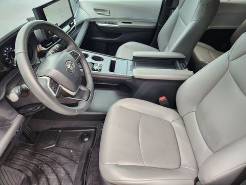 Used 2025 Toyota Sienna XLE FWD image 11