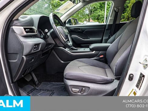 Used 2024 Toyota Highlander LE FWD image 17