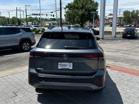 Used 2025 Volkswagen Tiguan SE R-Line AWD/4WD image 9
