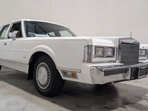 Used 1988 Lincoln Town Car RWD image 18