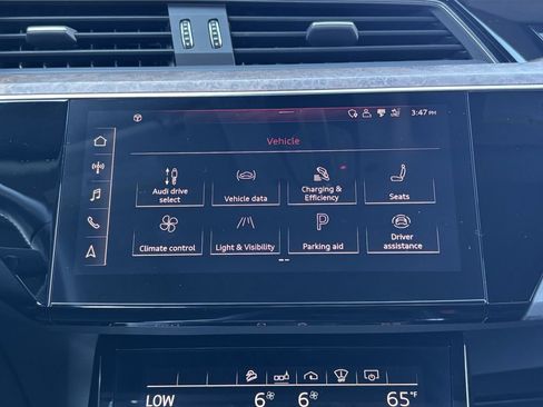 Used 2019 Audi e-tron Prestige w/ Prestige Package AWD/4WD image 17