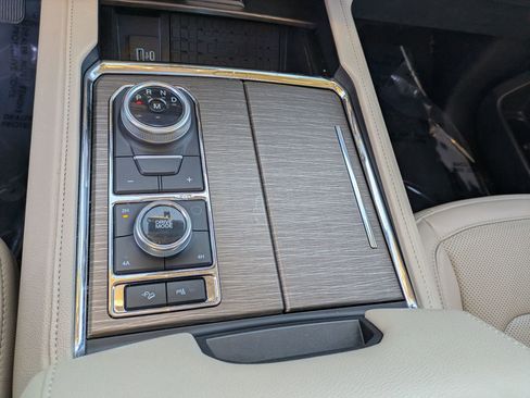 Used 2024 Ford Expedition Limited image 22