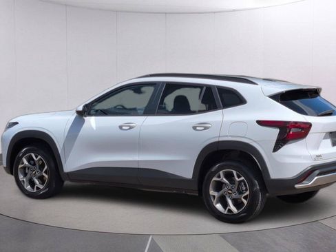 Used 2025 Chevrolet Trax LT w/ Driver Confidence Package FWD image 3