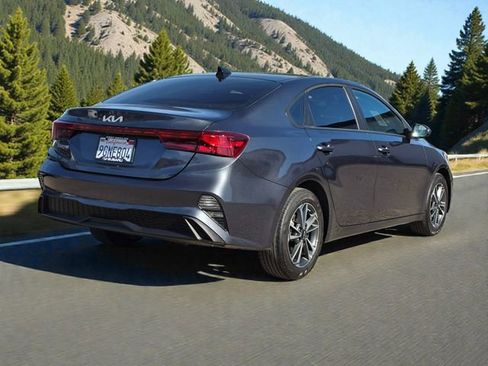 Used 2023 Kia Forte LXS image 7