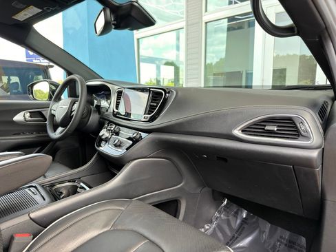 Used 2025 Chrysler Pacifica Limited FWD image 31