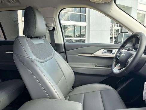 New 2025 Ford Explorer Active w/ Active Comfort Package image 11