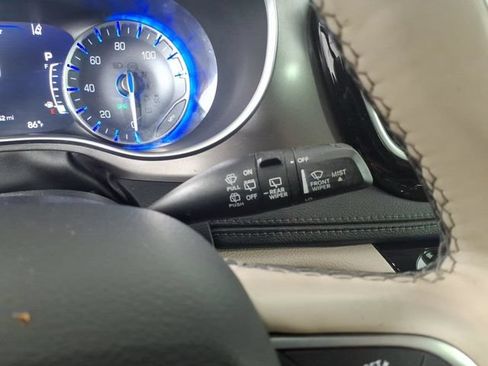 Used 2019 Chrysler Pacifica Limited w/ Tire & Wheel Group FWD image 23