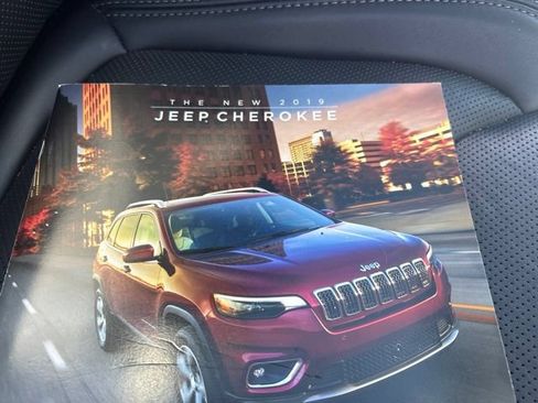 Used 2019 Jeep Cherokee Limited AWD/4WD image 8