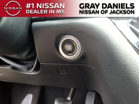 Used 2022 Chrysler Pacifica Touring FWD image 16