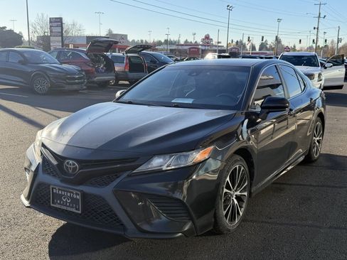 Used 2019 Toyota Camry L image 4