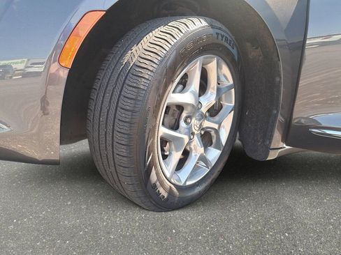 Used 2018 Chrysler Pacifica Limited FWD image 33