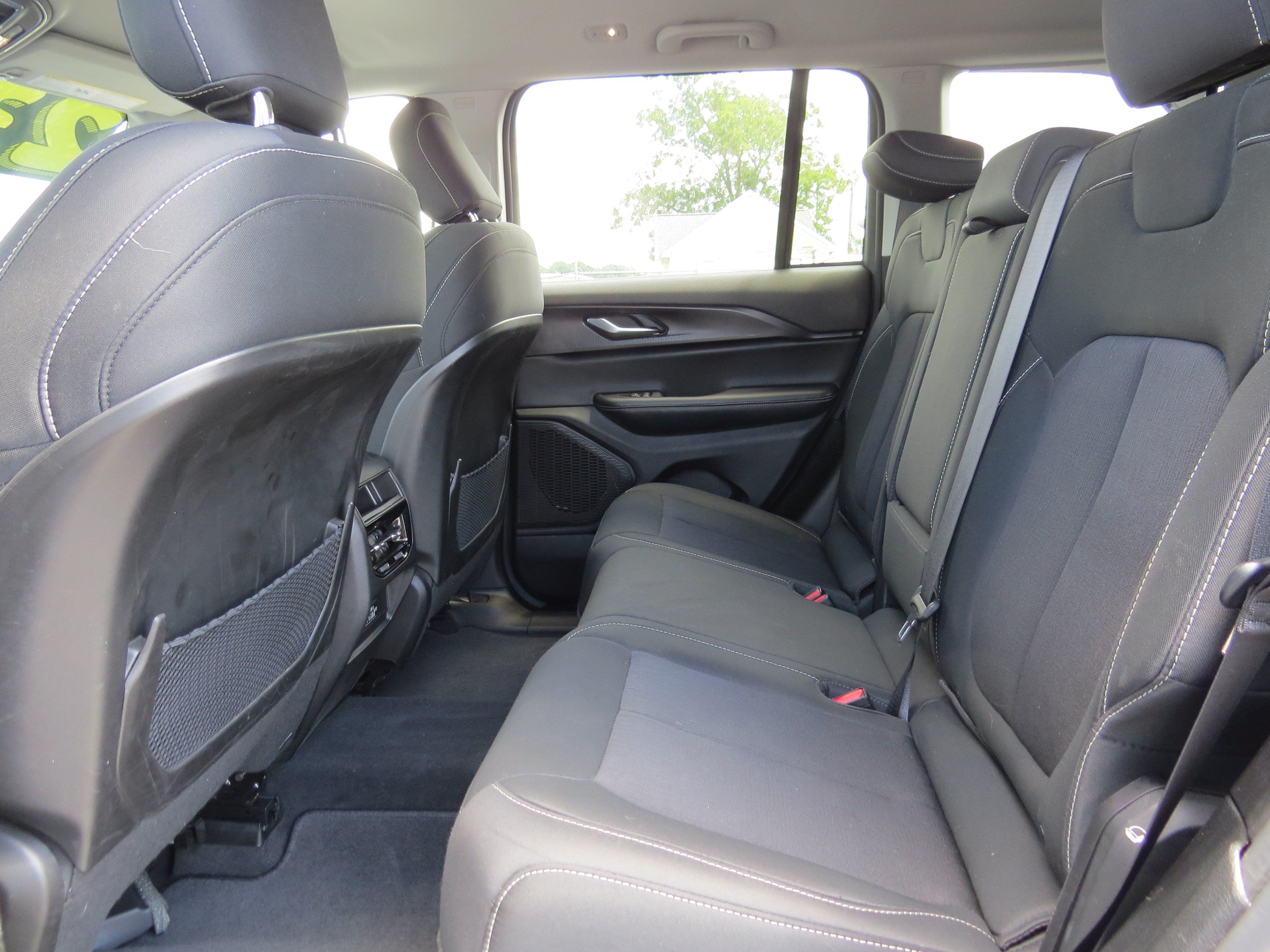 Used 2023 Jeep Grand Cherokee Laredo AWD/4WD image 13