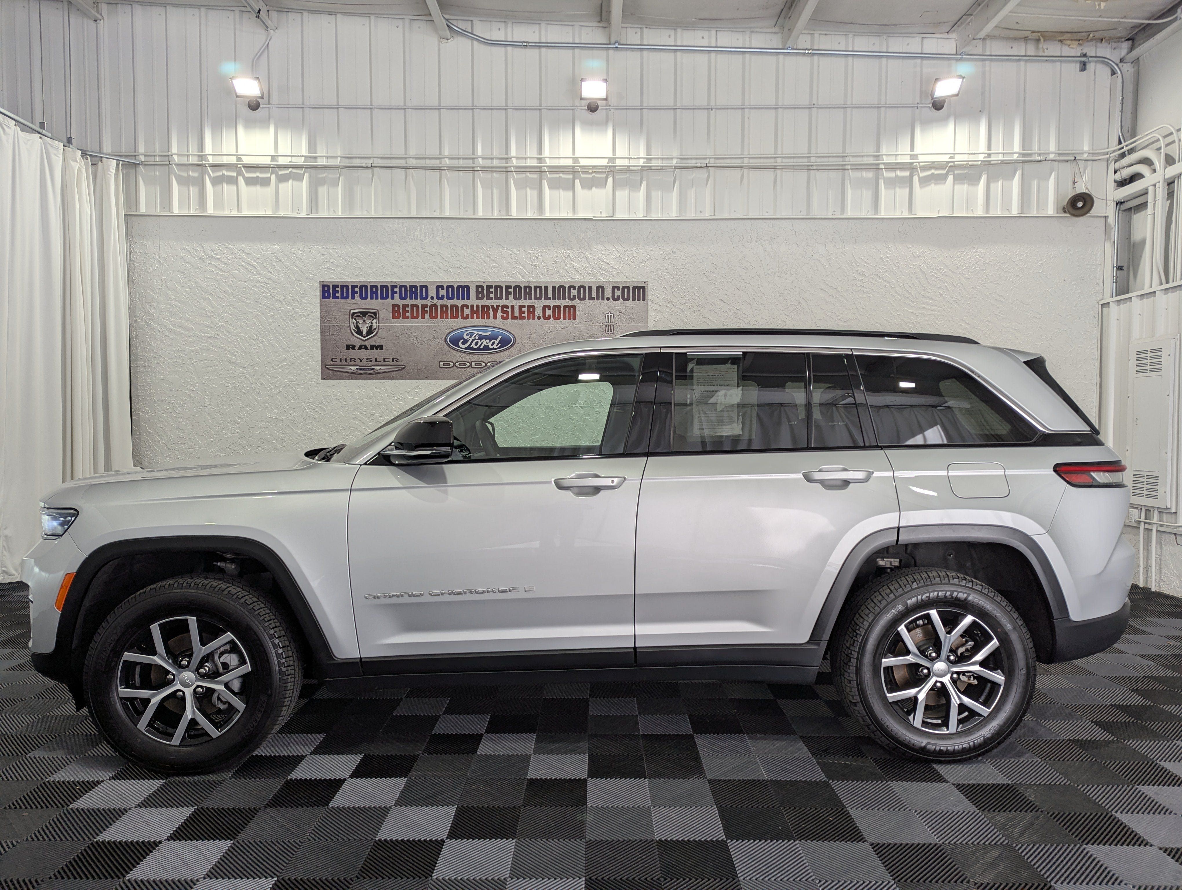 Used 2024 Jeep Grand Cherokee Limited AWD/4WD image 2
