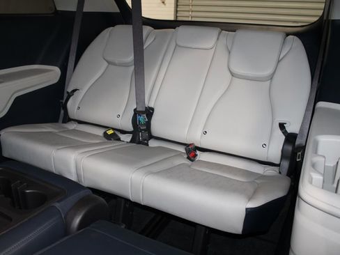 Used 2025 Kia Carnival EX image 26