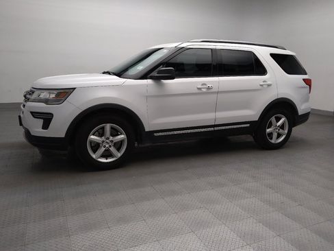 Used 2018 Ford Explorer XLT image 2