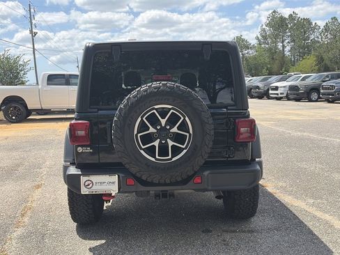 Used 2025 Jeep Wrangler Unlimited Rubicon AWD/4WD image 5