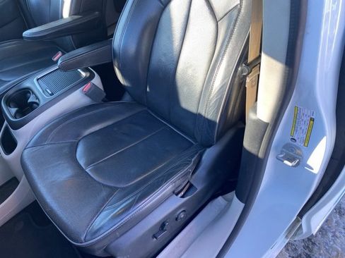 Used 2019 Chrysler Pacifica Limited w/ Tire & Wheel Group image 19