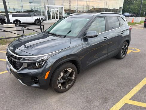 Used 2024 Kia Seltos EX AWD/4WD image 3