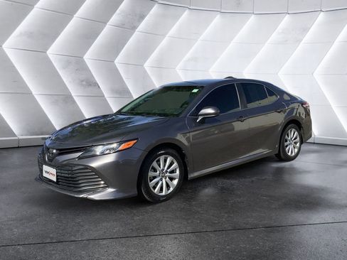 Used 2018 Toyota Camry LE image 3