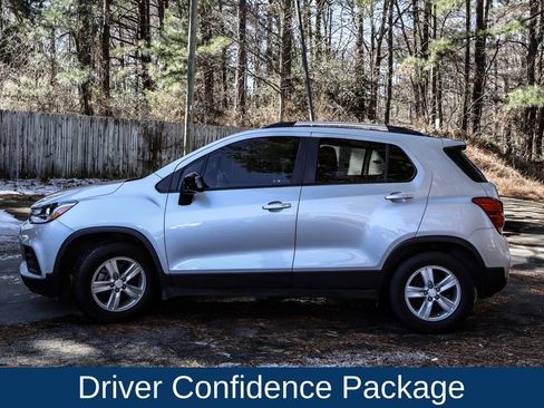 Used 2020 Chevrolet Trax LT w/ Sun & Sound Package image 4