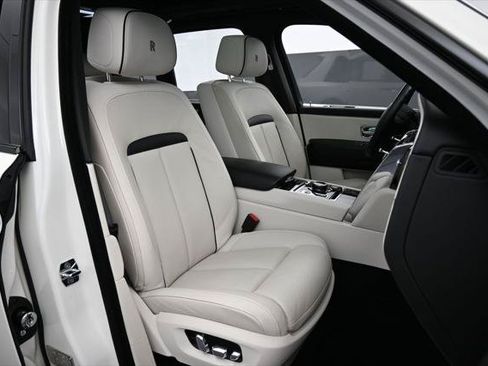 Certified 2022 Rolls-Royce Cullinan w/ Dark Exterior Package AWD/4WD image 32