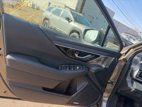 Used 2025 Subaru Outback Limited image 12