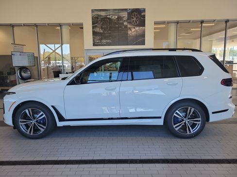 New 2026 BMW X7 M60i image 2