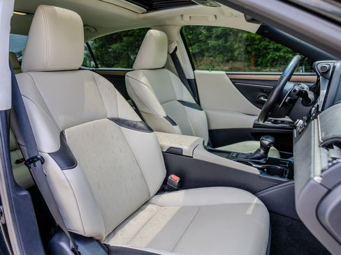 Used 2023 Lexus ES 300h w/ Premium Package FWD image 32