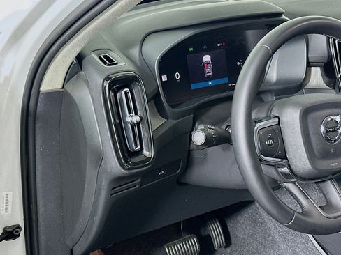 Used 2025 Volvo XC40 B5 Plus AWD/4WD image 17