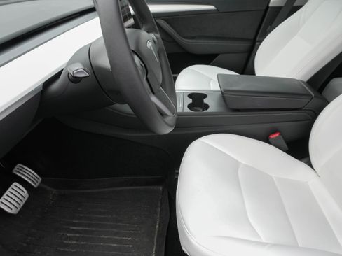 Used 2024 Tesla Model Y Performance image 12