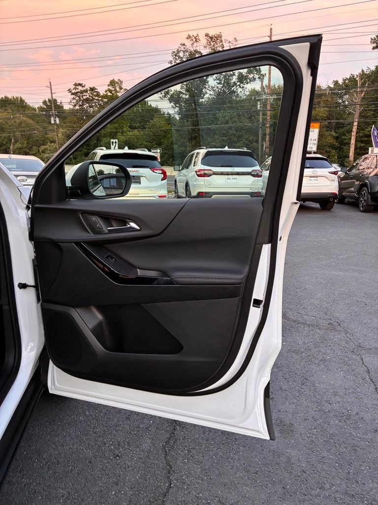 Used 2026 Chevrolet Equinox LT FWD image 22