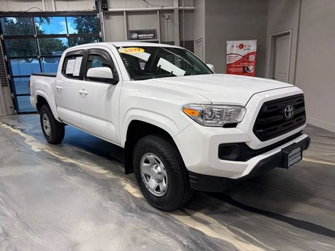 Used 2017 Toyota Tacoma SR w/ Tow Package AWD/4WD image 1
