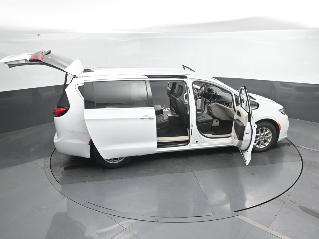 Used 2024 Chrysler Pacifica Touring-L FWD image 50