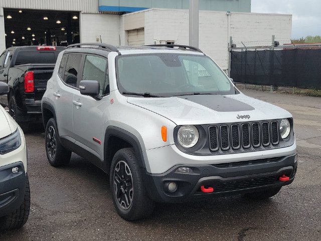 Used 2017 Jeep Renegade Trailhawk AWD/4WD image 2