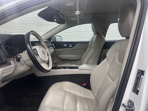 Used 2021 Volvo S60 T6 Momentum w/ Premium Package image 3