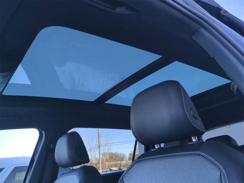 Used 2022 Volkswagen Tiguan SE R-Line image 18