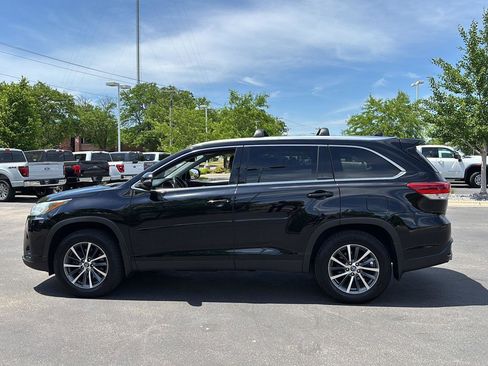 Used 2019 Toyota Highlander XLE AWD/4WD image 28