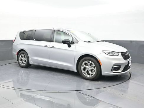 Used 2024 Chrysler Pacifica Limited FWD image 18