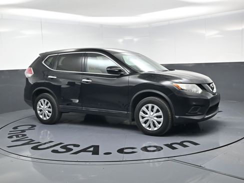 Used 2015 Nissan Rogue S w/ S Family Package image 2