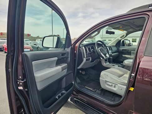 Used 2016 Toyota Sequoia SR5 AWD/4WD image 18