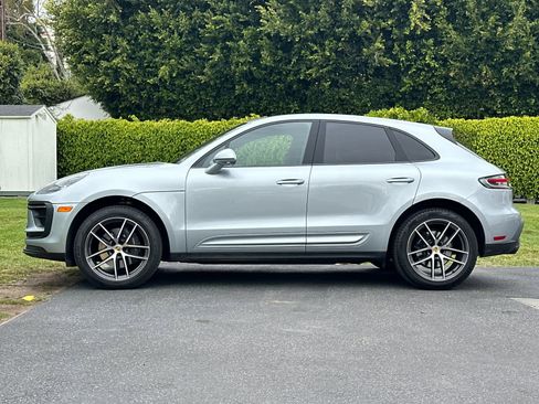 Certified 2025 Porsche Macan AWD/4WD image 2