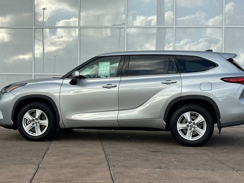 Certified 2022 Toyota Highlander L image 8