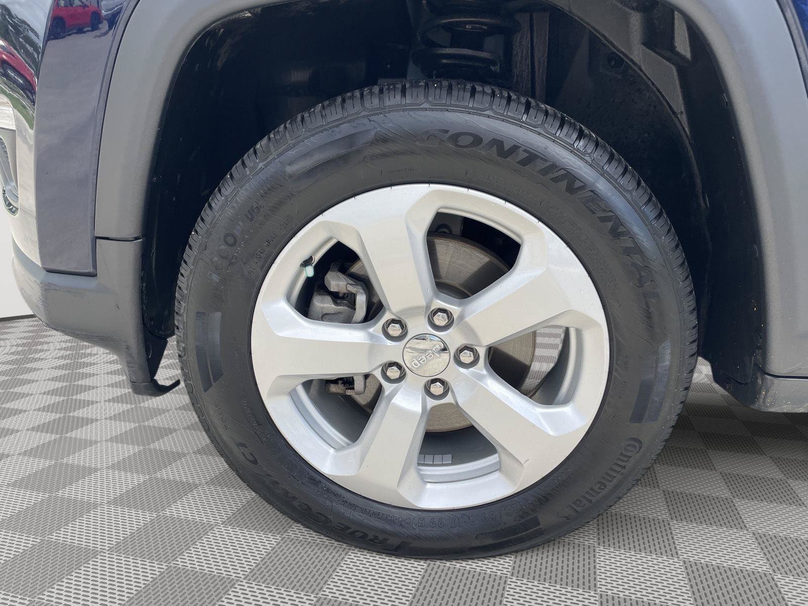 Used 2018 Jeep Compass Latitude w/ Safe & Security Group AWD/4WD image 8