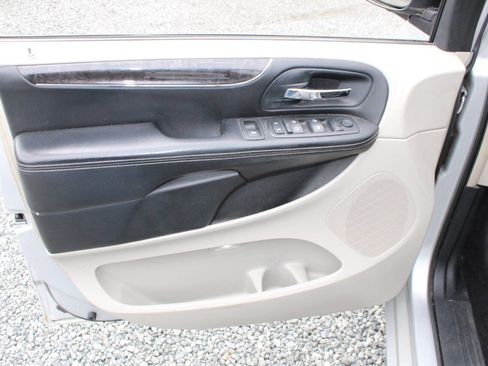 Used 2012 Chrysler Town & Country Touring FWD image 20