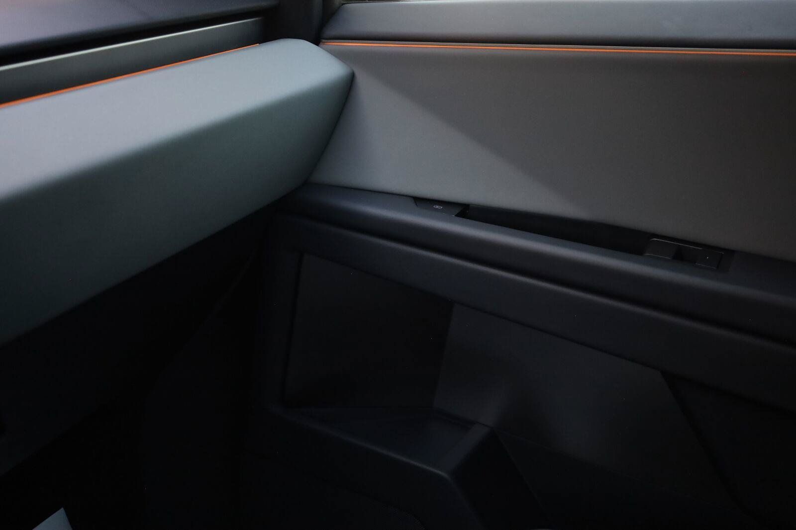 Used 2025 Tesla Cybertruck 2WD Crew Cab image 37
