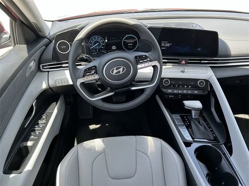 New 2025 Hyundai Elantra Limited image 4