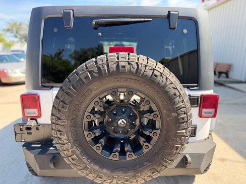 Used 2017 Jeep Wrangler Unlimited Sahara AWD/4WD image 4