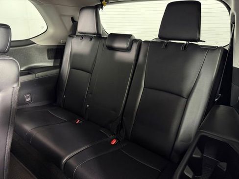 Used 2024 Toyota Grand Highlander AWD image 16