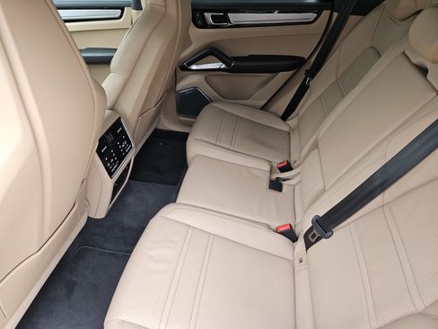Certified 2023 Porsche Cayenne Turbo AWD/4WD image 28