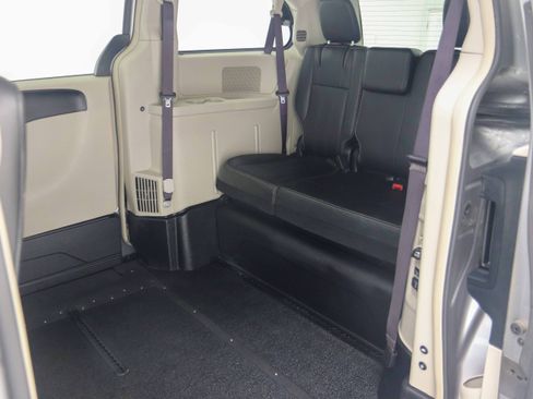 Used 2015 Chrysler Town & Country Touring FWD image 20